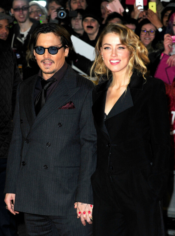 Johnny ja Amber olivat yhdessä viisi vuotta. Johnny jätti pitkäaikaisen naisystävänsä ja lastensa äidin Vanessa Paradisin Amberin takia.