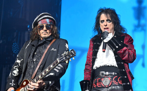Johnny paitsi näyttelee, myös keikkailee Hollywood Vampires -yhtyeen kanssa. Bändiin kuuluvat lisäksi Alice Cooper (kuvassa) ja Joe Perry.