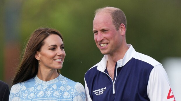 Roisia käytöstä! Prinsessa Catherine ja prinssi William heittäytyivät kuhertelemaan keskellä viheriötä - kuvat