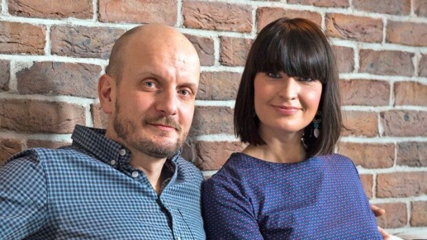 Jösses, mitkä sukkahousut! Hans Välimäen Maria-vaimo käänsi katseita Helsingin aamuruuhkassa – kuva Hans ja Maria Välimäki