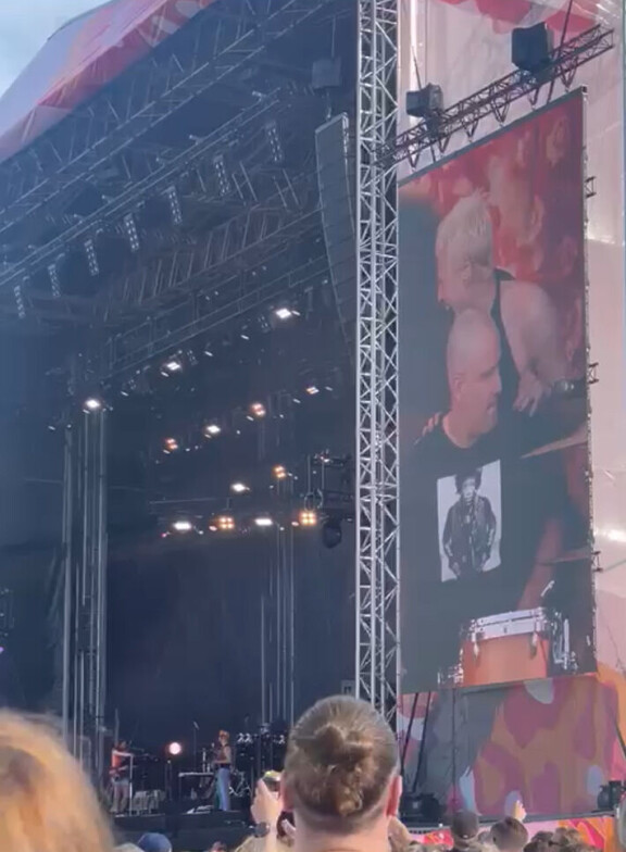 Keskittyneen näköinen Heikki suoriutui tehtävästään hyvin. Hän on aikoinaan soittanut rumpuja omassa Soma-bändissään.