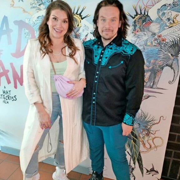 Drag-tähti NikoLa: Yrittäjän arjella ja äidin sairastumisella karu seuraus Sanna Pikkarainen ja Niko-Pekka Mäkinen
