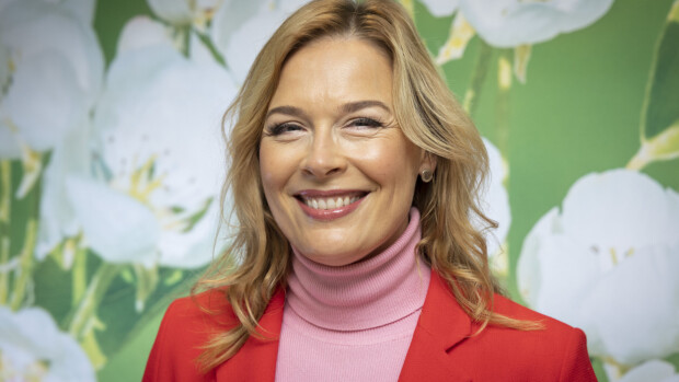 Tältä näyttää uutisankkuri Piia Pasanen lomalla - upea kesäneito!