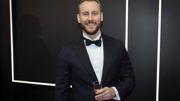 Jösses! Niko Nousiainen esittelee vatsalihaksiaan lomakuvassa