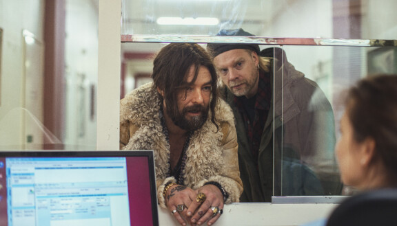 Mikko Leppilampi näyttelee rokkari-Tonya ja Ville Myllyrinne entistä bändikaveria Peteä.