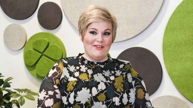 Ex-ministeri Annika Saarikko luottaa korvanappeihin Helsingin joukkoliikenteessä – kuva