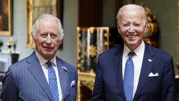 Presidentti Bidenin etikettivirheet kuningas Charlesin kanssa tallentuivat kameroille - kuvat