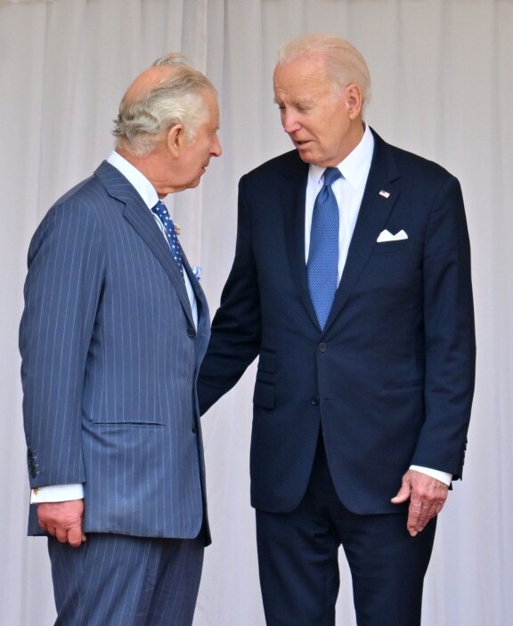 Presidentti Bidenin etikettivirheet kuningas Charlesin kanssa tallentuivat kameroille - kuvat