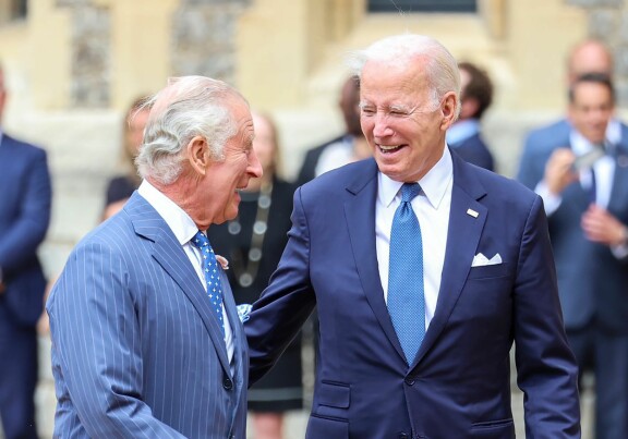 Presidentti Bidenin etikettivirheet kuningas Charlesin kanssa tallentuivat kameroille - kuvat