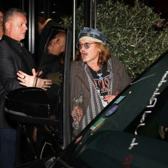 Johnny tulee ohjaamaan Al Pacinon tuottaman Modigliani-elokuvan, joka kertoo italialaisesta veistäjästä ja maalarista Amedeo Modiglianista. Johnny Depp