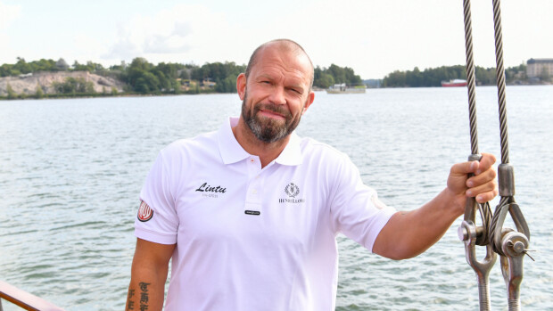 Avioeroa hakeneella Jere Karalahdella oudot asumiskuviot