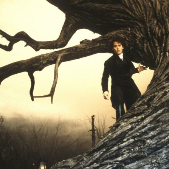 Johnnyn luotto-ohjaajiin kuului aikanaan omintakeisesta tyylistään tuttu Tim Burton. He tekivät edellusen kerran yhteistyötä vuoden 2012 elokuvassa Dark Shadows. Kuva vuoden 1999 elokuvasta Sleepy Hollow. Johnny Depp