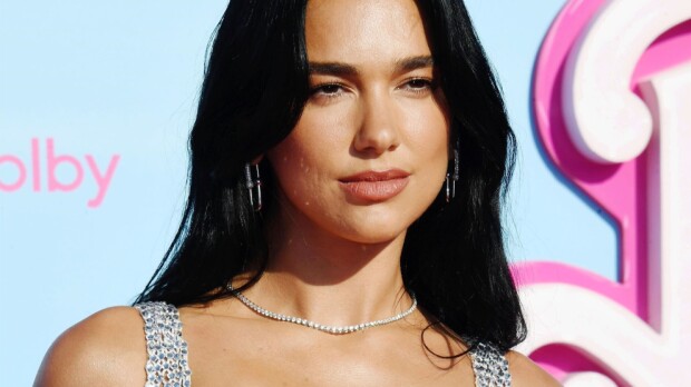 Dua Lipa vilautti punaisella matolla! Asu ei jätä paljoa arvailun varaan