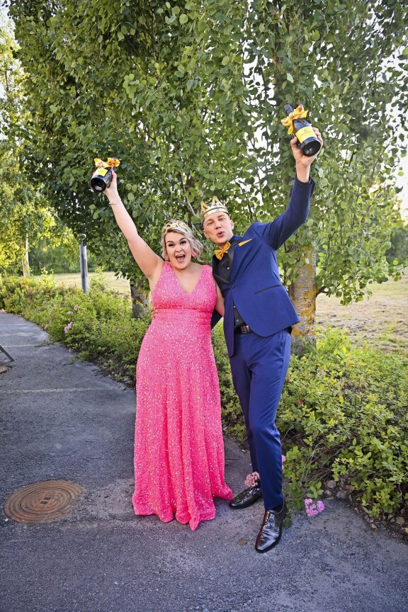Charlotta Saari ja Pasi Flodström ilahtuivat Seiskan kuohujuomista. – Nyt juhlitaan! Haluamme näyttää, että nuoretkin osaavat tulkita tangoa.