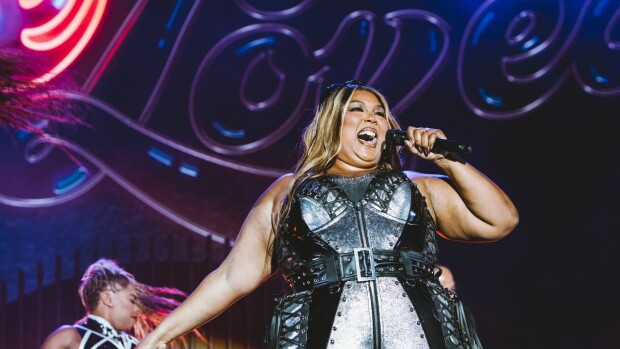 Lizzo haastettiin oikeuteen – syytetään syrjinnästä, seksuaalisesta häirinnästä ja vapaudenriistosta