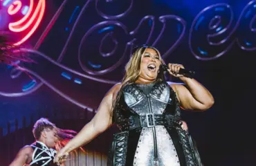 Jenkkilaulaja Lizzo värjäsi hiuksensa Käärijän tyyliin - hohtavat pimeässä!