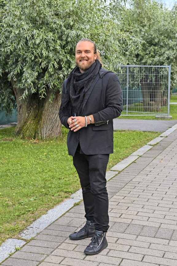 Teemu Roivainen yhdistää keikka- ja perhe-elämän: Nautin isyydestä
