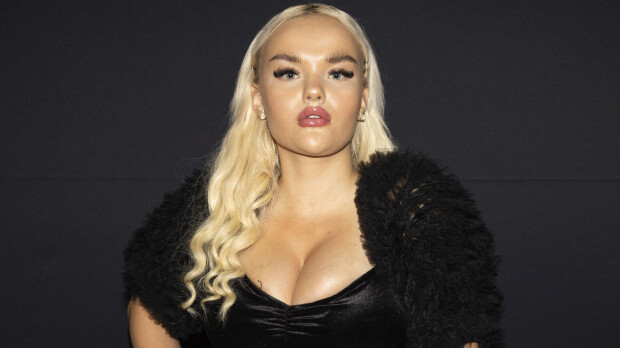 Missä Archie? Iida Vainio biletti karaokebaarissa – salakuva