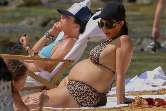 Kourtney Kardashian, 44, verhosi raskausvatsansa leopardibikineihin