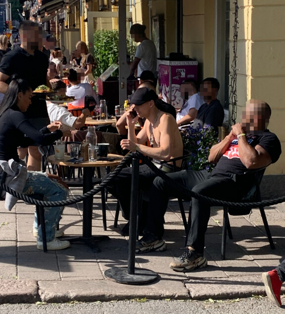 Cledos nautti sunnuntaipäivästä tyttöystävänsä Nenen kanssa. Samassa pöydässä istui lisäksi miespuolinen henkilö, joka on ilmeisesti Cledoksen henkivartija.