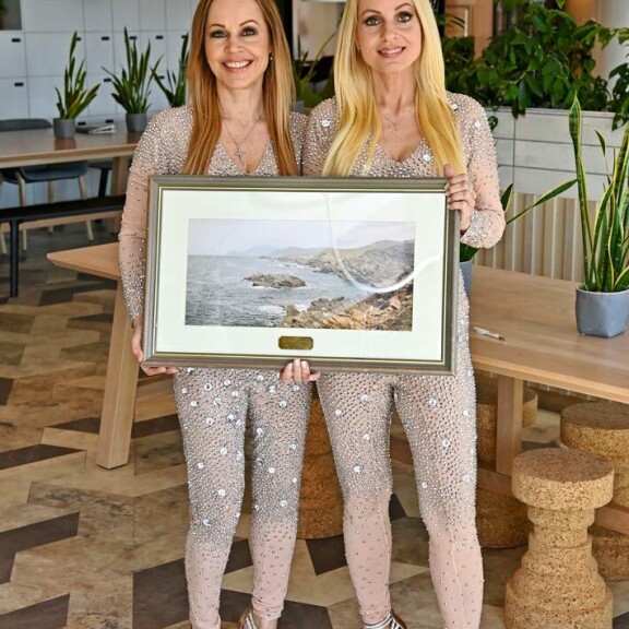 CatCat kulki Euroviisu-viikolla valkoisella limusiinilla kuin maailmantähdet. Katja antoi yhden haastattelun espanjaksikin. Kuvassa naiset esittelevät Irlannin viisuisänniltä saamaansa taulua. CatCat kulki Euroviisu-viikolla valkoisella limusiinilla kuin maailmantähdet. Katja antoi yhden haastattelun espanjaksikin. Kuvassa naiset esittelevät Irlannin viisuisänniltä saamaansa taulua.