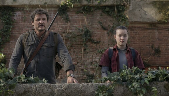 The Last of Us keräsi 24 Emmy-ehdokkuutta. THE LAST OF US, from left: Bella Ramsey, Pedro Pascal, Look for the Light', (Season 1, ep. 109, aired March 12, 2023). photo: Liane Hentscher / HBO / Courtesy Everett Collection