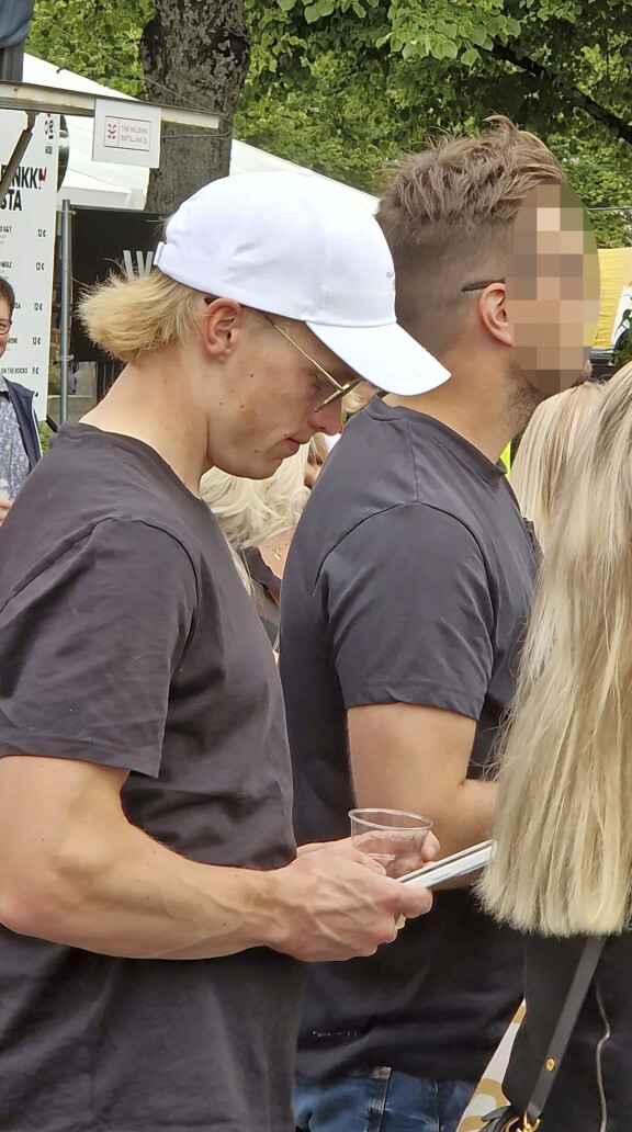 Iivo Niskanen piiloutui festarikansalta – kuva