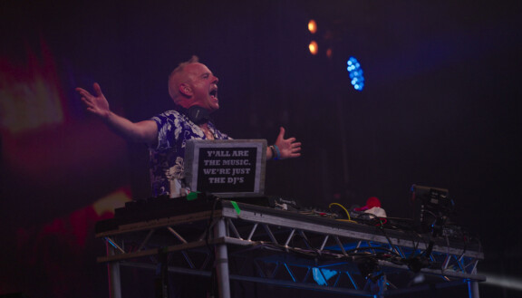 Dokumentti: Uutuusfestivaalille odotettiin 60 000 kävijää - paikalle ilmestyikin neljännesmiljoona juhlijaa Brighton 13. heinkuuta 2002: superthti DJ Fatboy Slim jrjesti kotikaupunkinsa biitsille ilmaiset big beat -teknobileet, joihin odotettiin 40-60:n tuhannen reivaajan yleis. Tuli neljnnesmiljoona... ja kaaos.