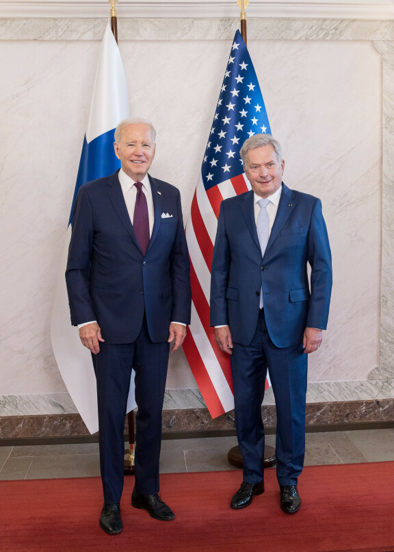 Biden ja Niinistö poseerasivat vieretysten kuvaajille.