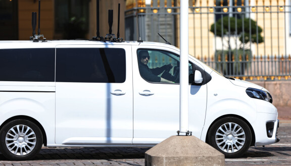 Outo antenniauto tarkisti ajoreitin ennen presidentin saattuetta.