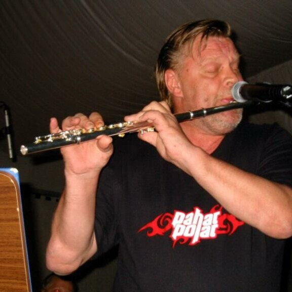 Vesku soitti huilua etenkin nuorempana, mutta puhallin kävi toisinaan huulilla vanhemmallakin iällä. Kuva vuodelta 2002. Vesa-Matti Loiri