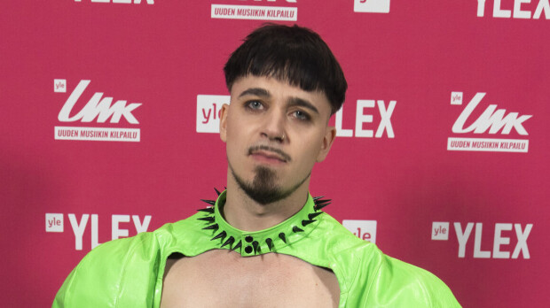 Poliisit kantoivat Käärijää – video