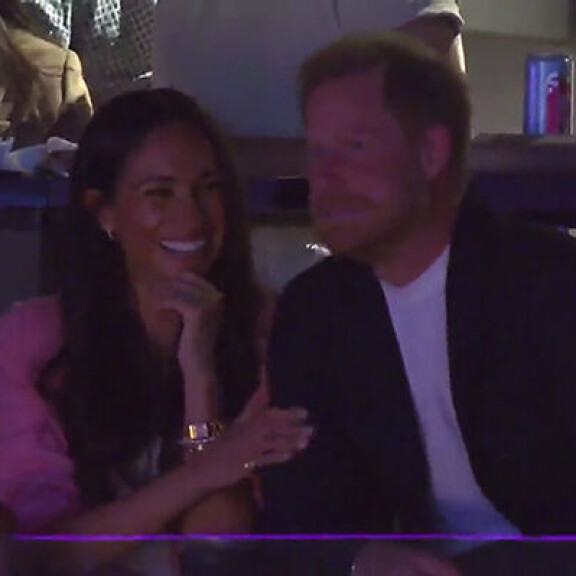 Meghan torjui prinssi Harryn suudelman yleisön edessä - katso kuvat! Meghan ja Harry
