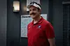 Ted Lasso (Jason Sudeikis) on amerikkalainen jalkapallovalmentaja, joka tulee töihin Englantiin.
