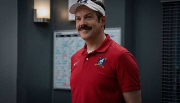 Ted Lasso (Jason Sudeikis) on amerikkalainen jalkapallovalmentaja, joka tulee töihin Englantiin.