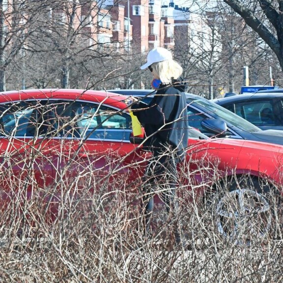 Erikan auton ikkunassa odotti pahaenteinen lappu. Erikan auton ikkunassa odotti pahaenteinen lappu.