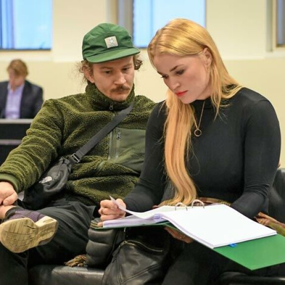 Iida ja Jamba ovat pitäneet yhtä jo vuoden ajan. Iidan mukaan merkkipäivää juhlistettiin telttailun merkeissä. Iida ja Jamba ovat pitäneet yhtä jo vuoden ajan. Iidan mukaan merkkipäivää juhlistettiin telttailun merkeissä.