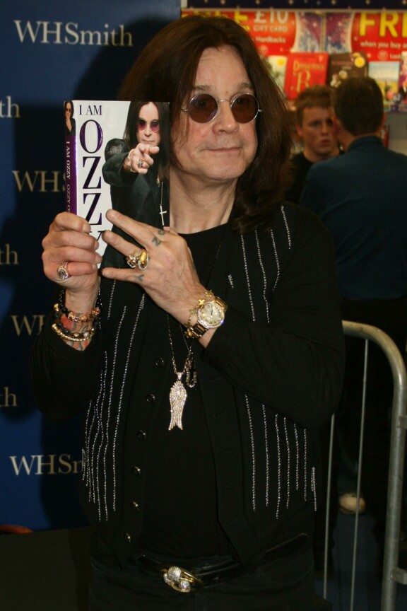 Vuonna 2009 julkaistussa elämäkertakirjassaan Minä, Ozzy (Like Kustannus) laulaja muistelee päihteidenhuuruista nuoruuttaan ja kertoo esimerkiksi miekkailleensa kanojensa kanssa kokaiinipäissään.
