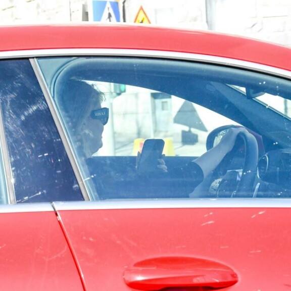 Erika ei ilmeisesti tiedä, että autoa ajaessa pitää käyttää hands free -laitetta. Erika ei ilmeisesti tiedä, että autoa ajaessa pitää käyttää hands free -laitetta.