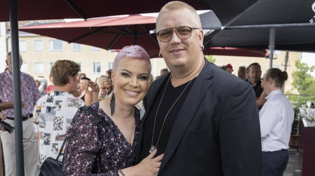 Arttu Wiskari ja Pauliina-vaimo uusivat vihkivalansa - jakoivat vieraille kondomeja!