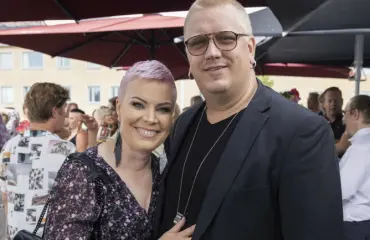 Arttu Wiskari ja Pauliina-vaimo uusivat vihkivalansa - jakoivat vieraille kondomeja!