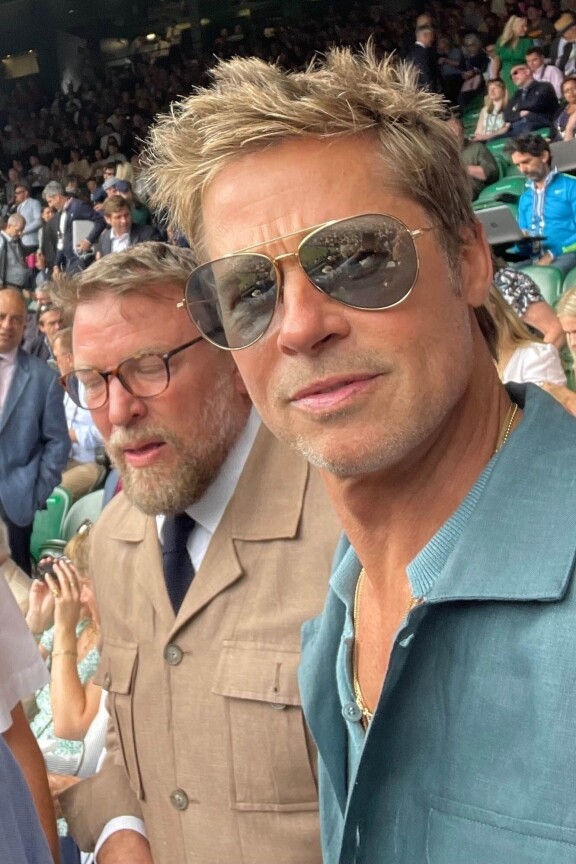 Brad Pitt komisteli Wimbledonin katsomossa paidannapit auki.