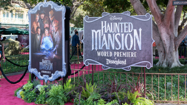 Mitä ihmettä? Disney-hahmot korvasivat Hollywood-näyttelijät punaisella matolla General views of the 'Haunted Mansion' world premiere red carpet amid amid the historic joint WGA & SAG-AFTRA writers and actors strike