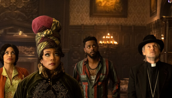 Rosario Dawson, Tiffany Haddish, LaKeith Stanfield, ja Owen Wilson Haunted Mansion -elokuvassa. (L-R): Rosario Dawson as Gabbie, Tiffany Haddish as Harriet, LaKeith Stanfield as Ben, and Owen Wilson as Father Kent in Disney's live-action HAUNTED MANSION. Photo Jalen Marlowe. © 2023 Disney Enterprises, Inc. All Rights Reserved.