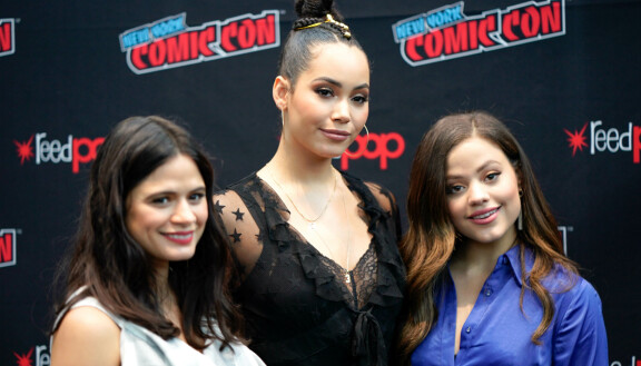 Uusintaversiossa kolmea sisarusta näyttelvät Madeleine Mantock, Melonie Diaz sekä Sarah Jeffery.