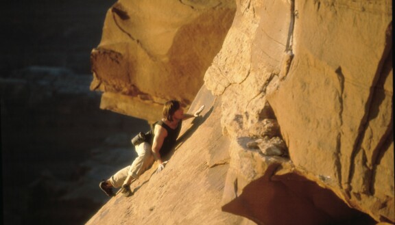 Tom Cruise kiipeili 600 metrin korkeudessa ilman turvaköysiä. Tom Cruise kiipeili 600 metrin korkeudessa ilman turvaköysiä.