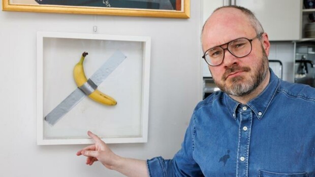 Mitä ihmettä?! Tuomas Enbuske väärensi kohutun taideteoksen Tuomas Enbuske