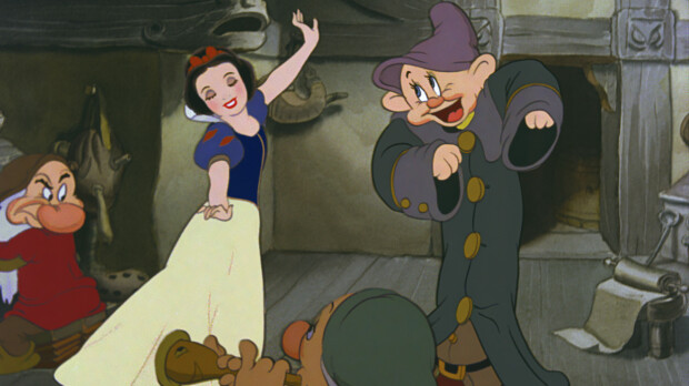 Uudelle Disney -live actionille sataa armotonta kritiikkiä: 'Lumikki ja seitsemän huumeaddiktia'