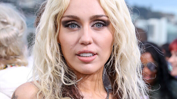 Oho! Miley Cyrus muutti rajusti tyyliään - piilotteli myös rakastaan Miley Cyrus