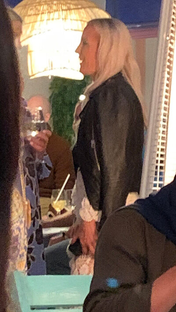 Nanna innostui juttelemaan komean miehen kanssa.